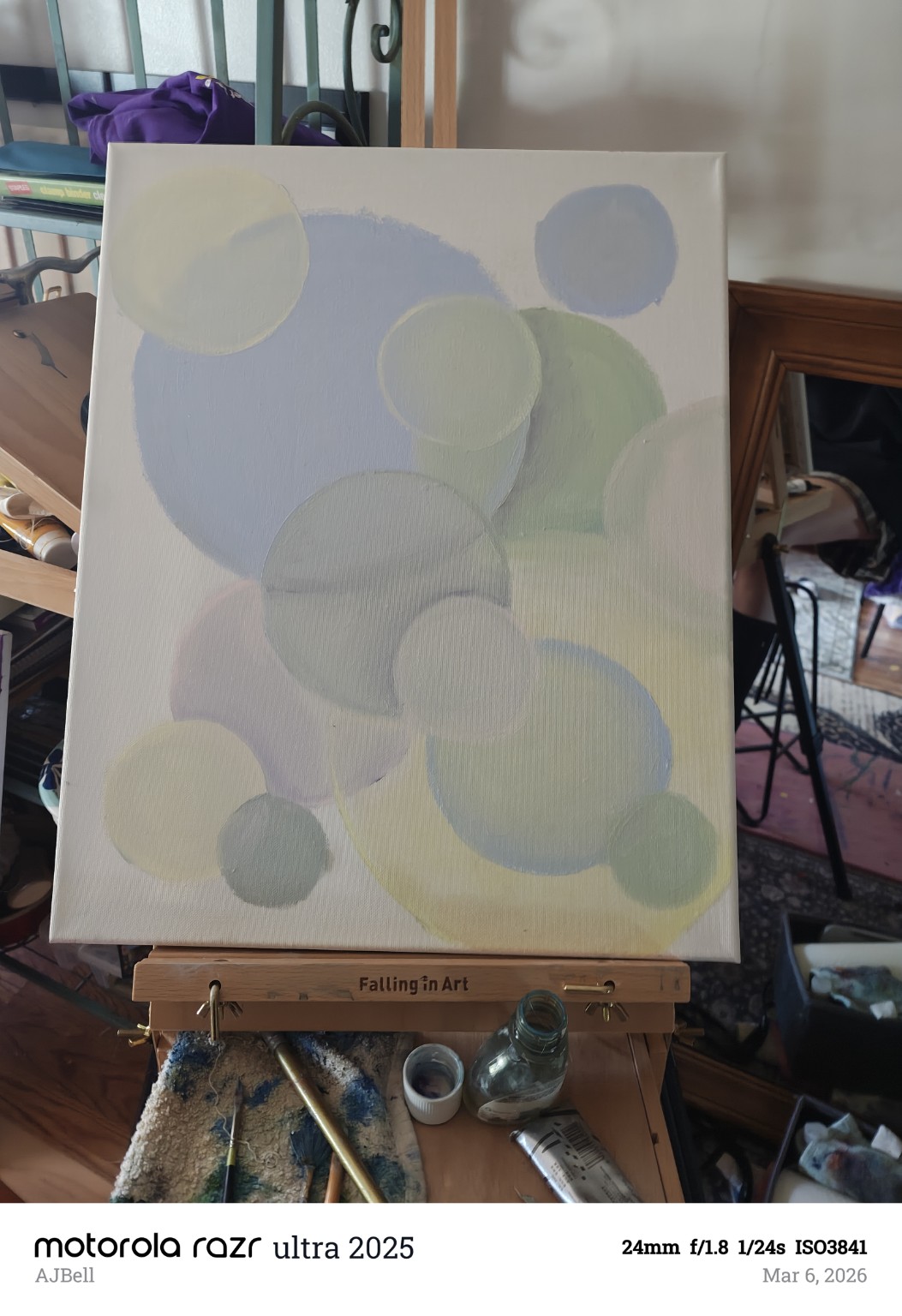 Overlapping softly coloured circles in pale blue, green, yellow and violet